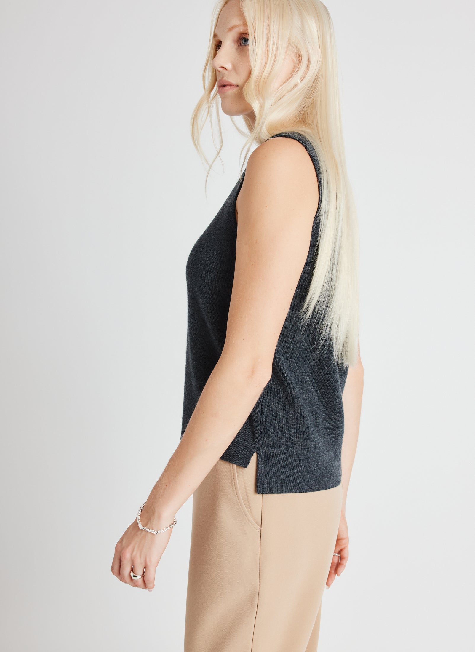 Dreamy Merino Sleeveless Sweater ?? Model:: Cori | S || Heather Charcoal
