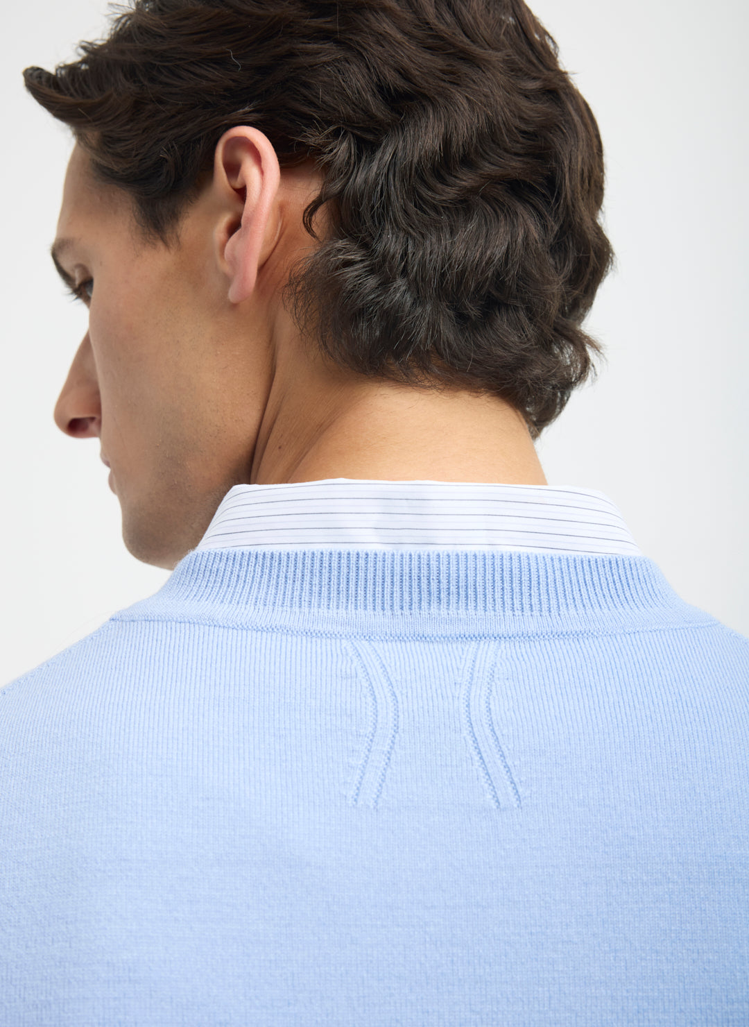 KMM10297HillsideMerinoVNeckSweaterForeverBlue_102