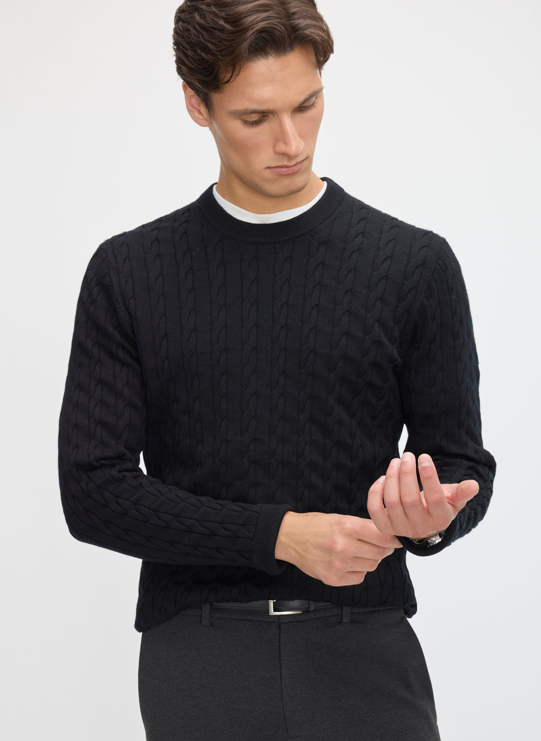 KMM10298HillsideMerinoCableCrewSweaterBlack_057