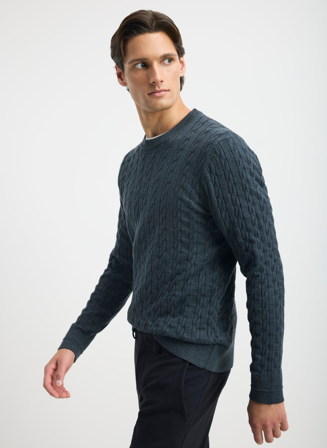 KMM10298HillsideMerinoCableCrewSweaterCharcoalMelange_077