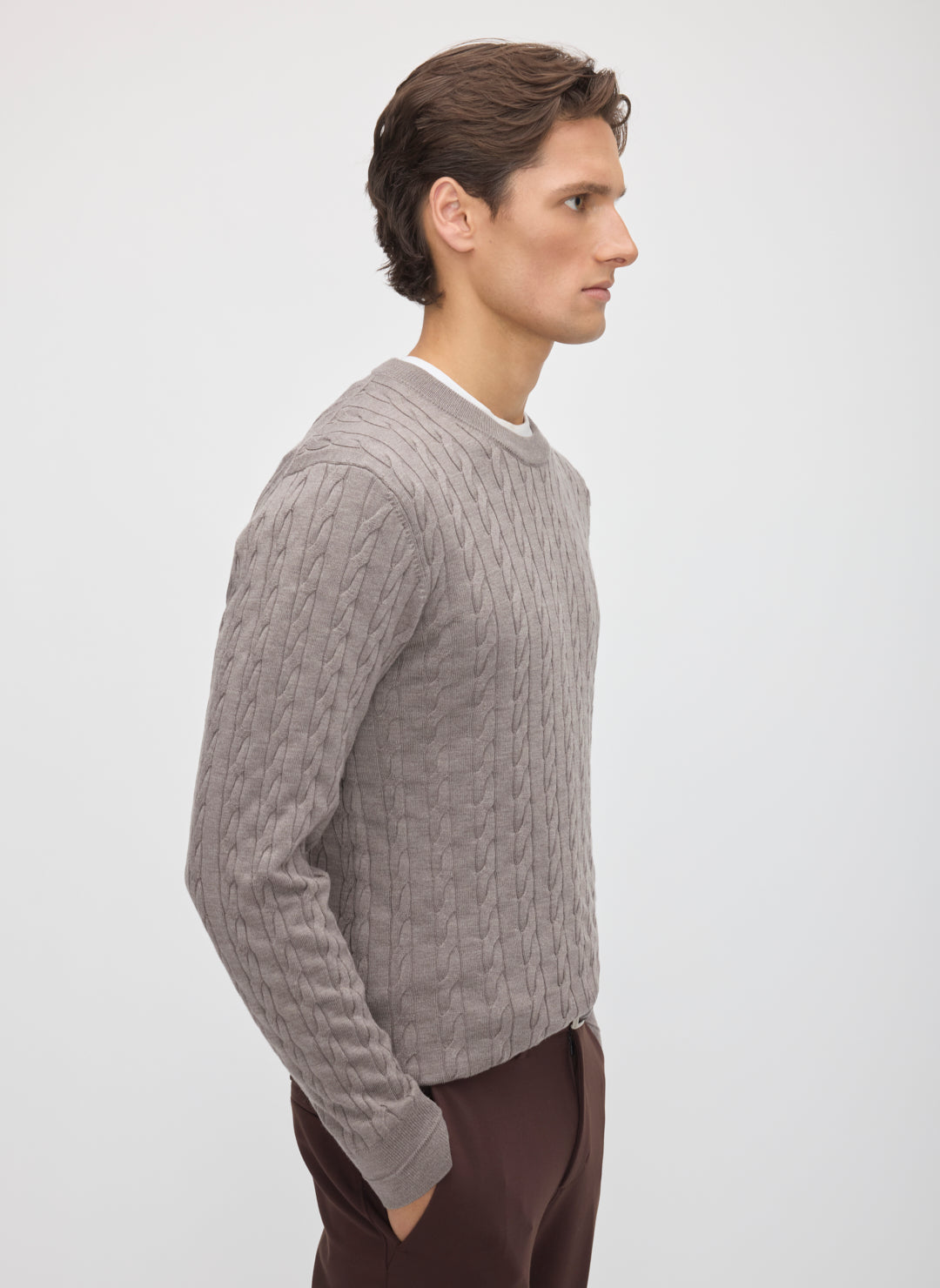 KMM10298HillsideMerinoCableCrewSweaterLightBrownMelange_045