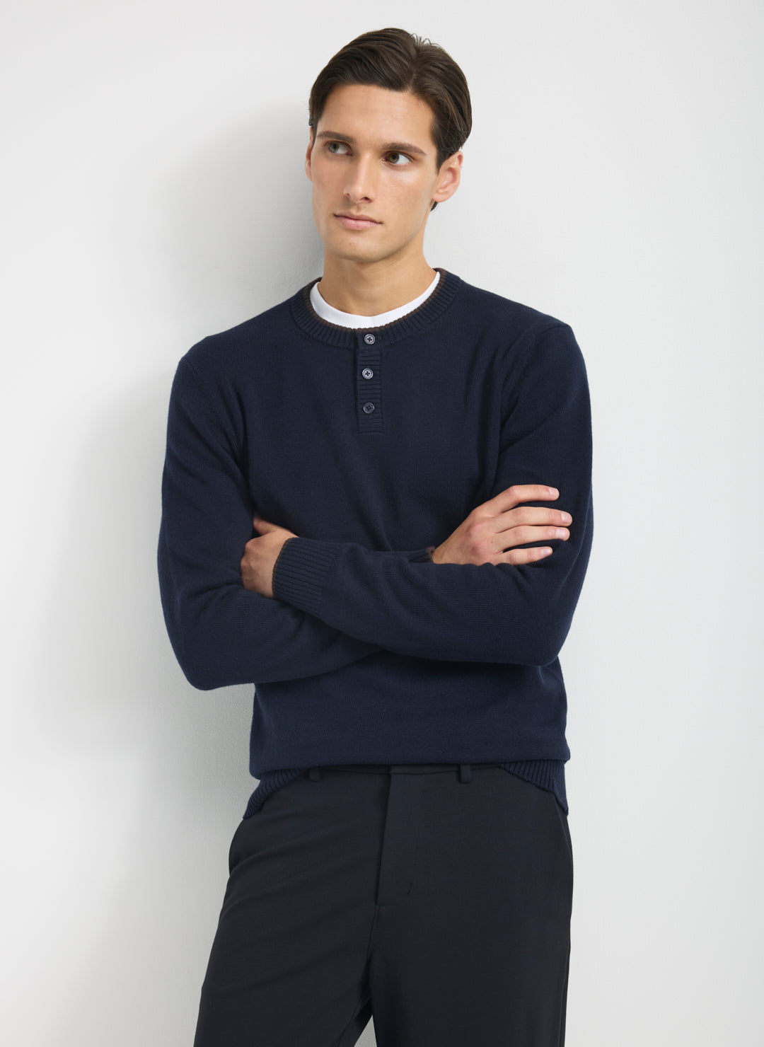 KMM10300MerinoCottonHenleySweaterNavy_042