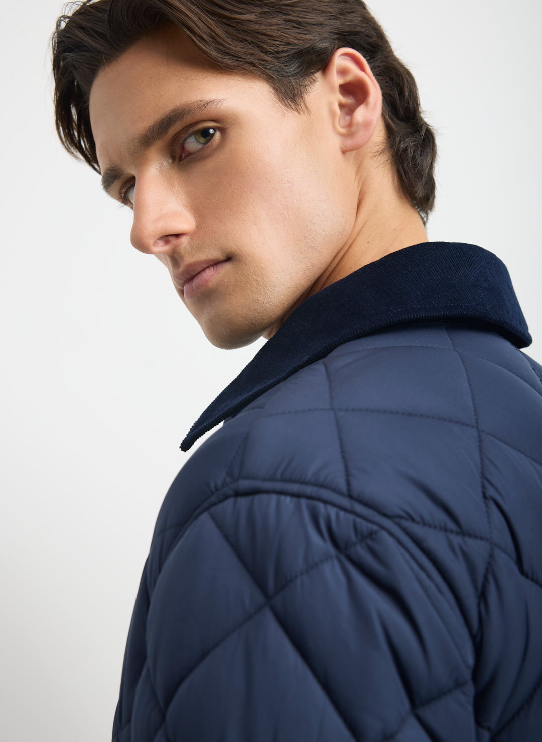 KMO10077BerganRecycledQuiltedBarnJacketDarkNavy_095