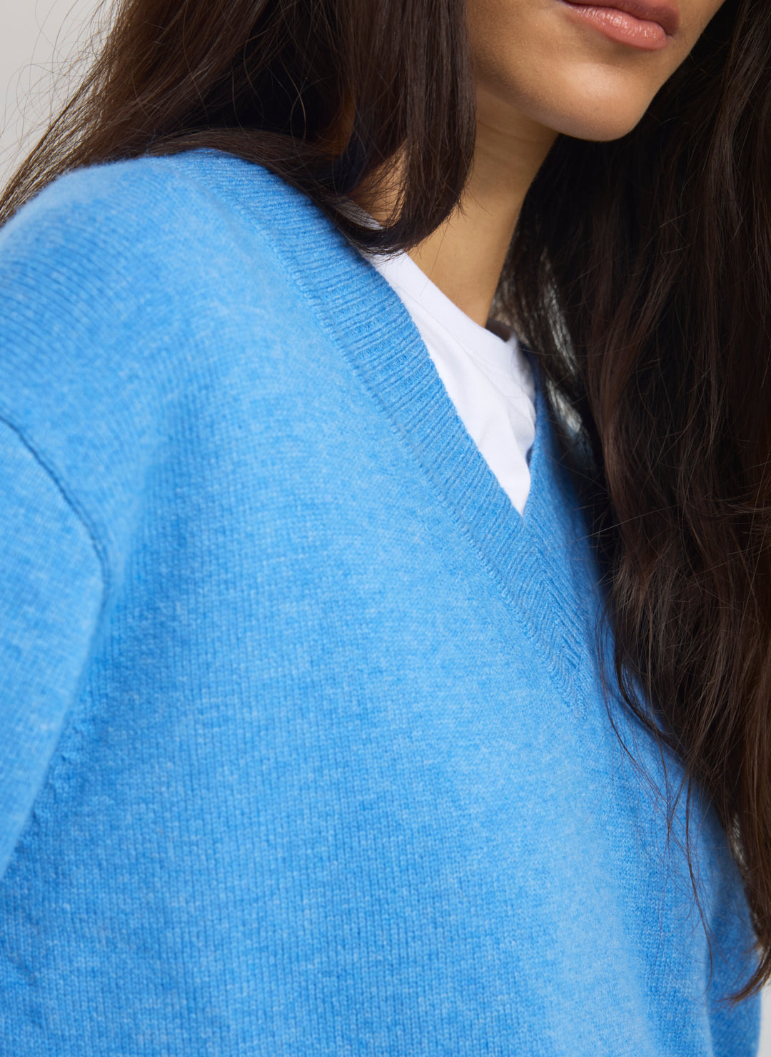 KWM10336KITCASHMERINOBOXYVNECKSWEATERBlueYonderMelange_083