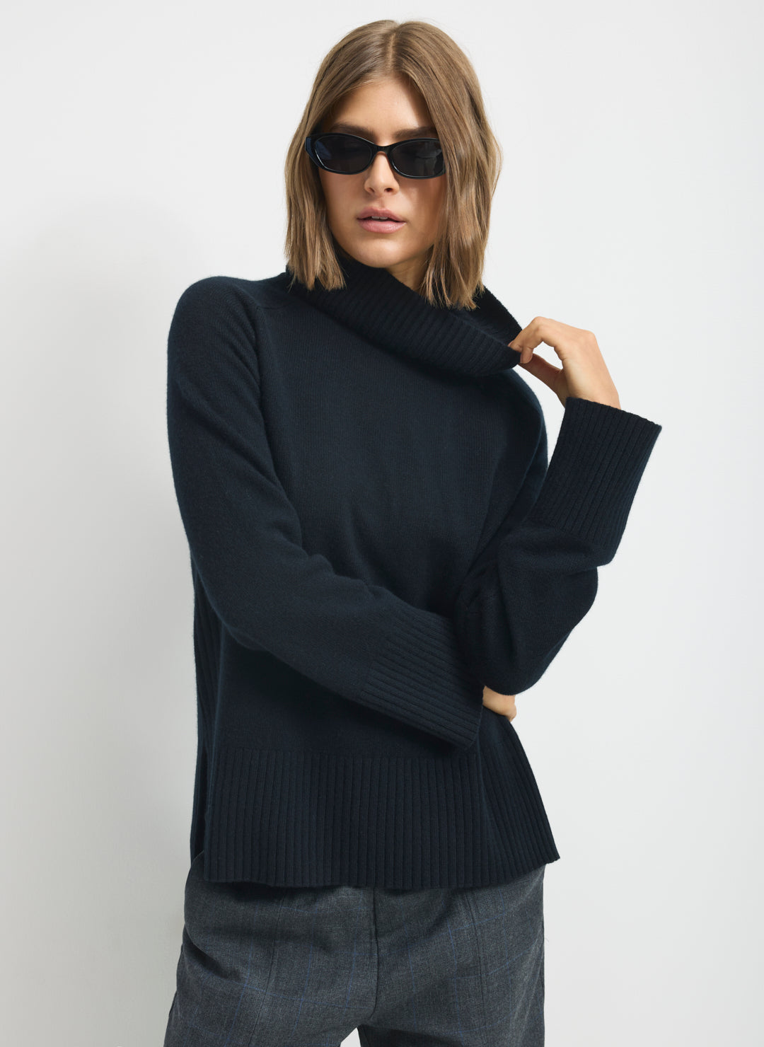 KWM10338KITCASHMERINORELAXEDFUNNELNECKSWEATER-Black_111