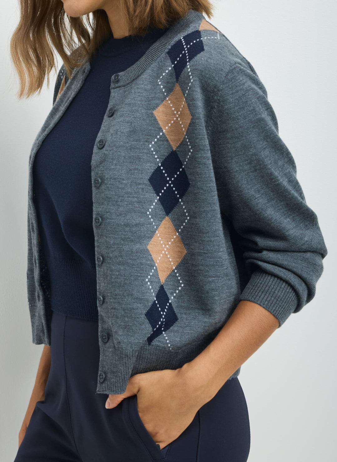 KWM10343EFFORTLESSMERINOCLASSICARGYLECARDIGANGreyMix_055