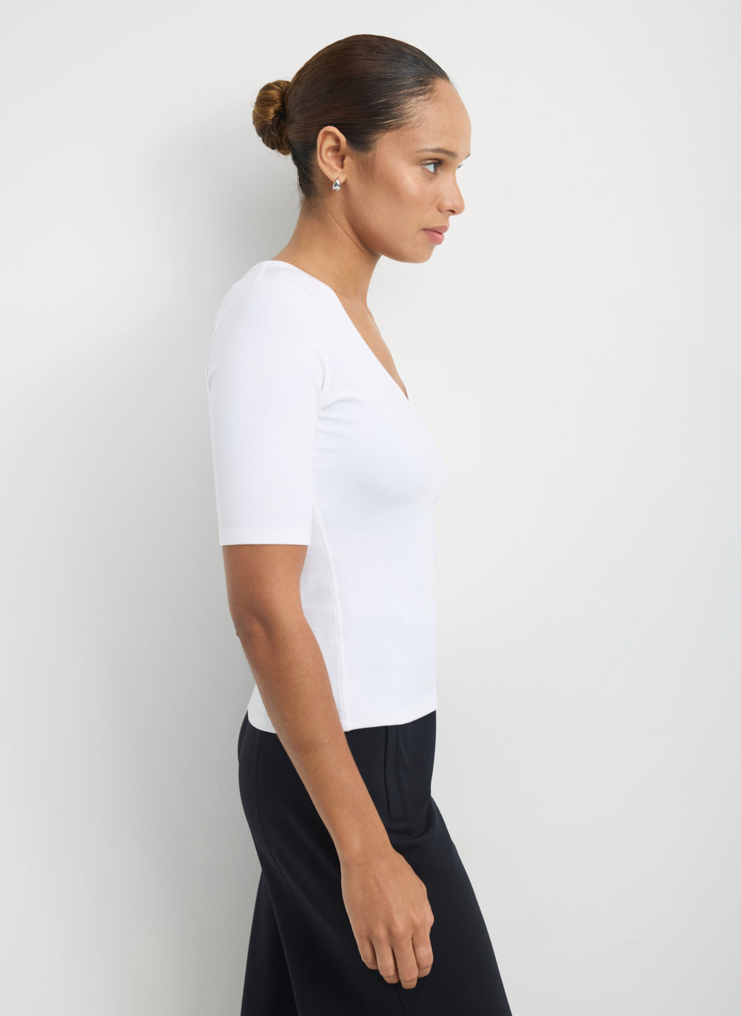 KWT10551KitCosySlimVNeckTeeBrightWhite_049