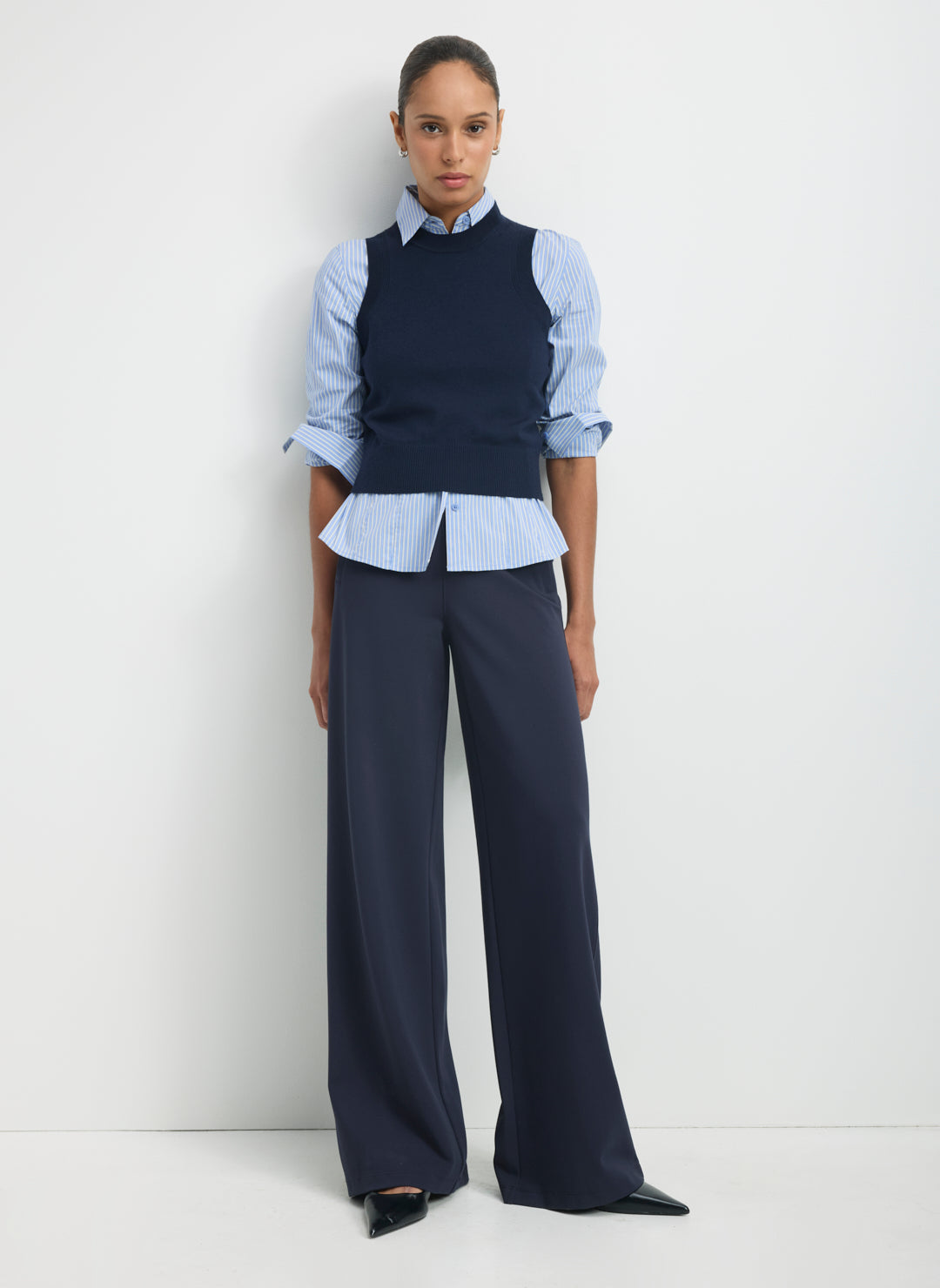 KWT10579CELINACOOLINGCOTTONFITTEDBUTTONDOWNWedgewoodStripe_124